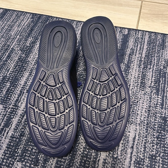 NEVER WORN - Nike Air Max Axis - Picture 7 of 7